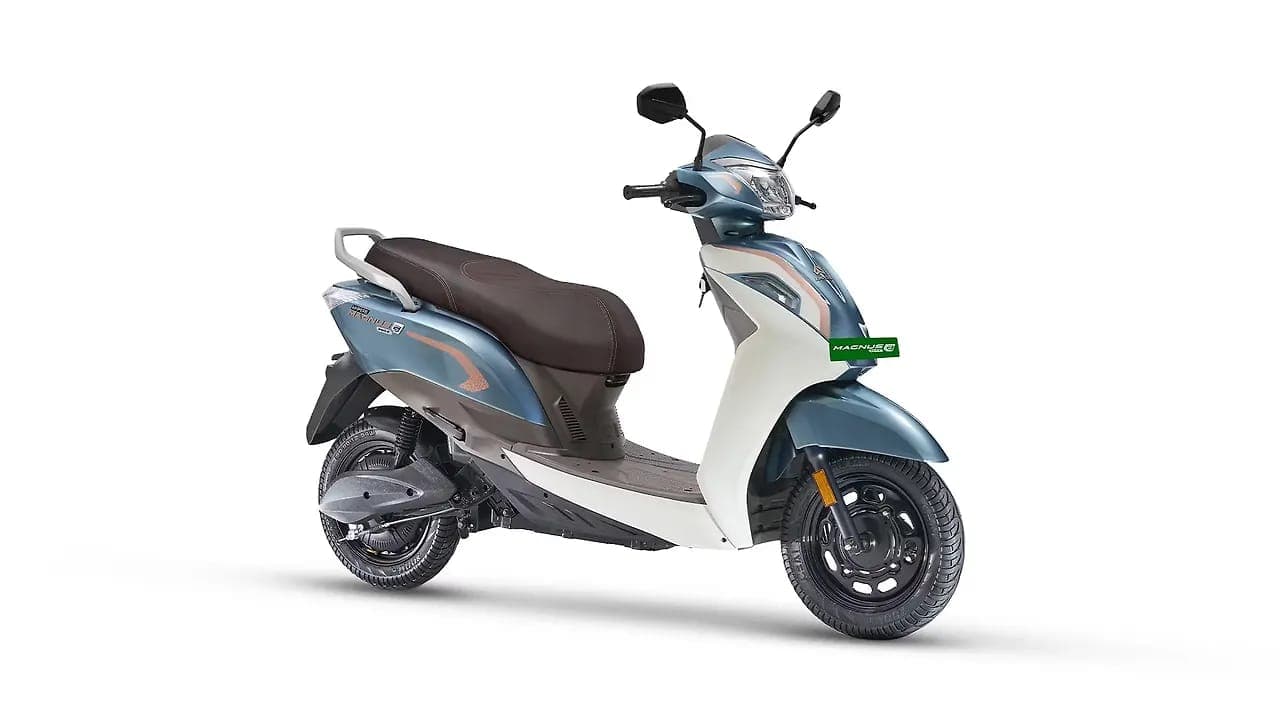 Ampere Magnus G Max right front three-quarter view