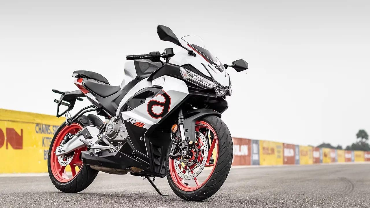 Aprilia RS 457 right front three-quarter view
