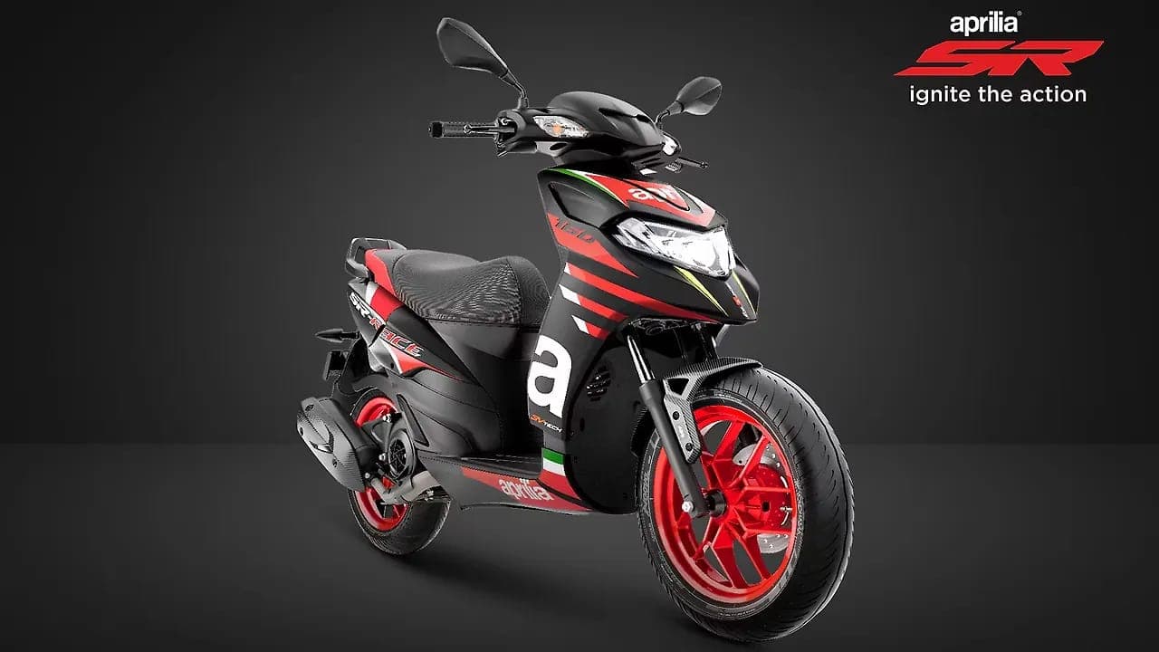 Aprilia SR 160 right front three-quarter view