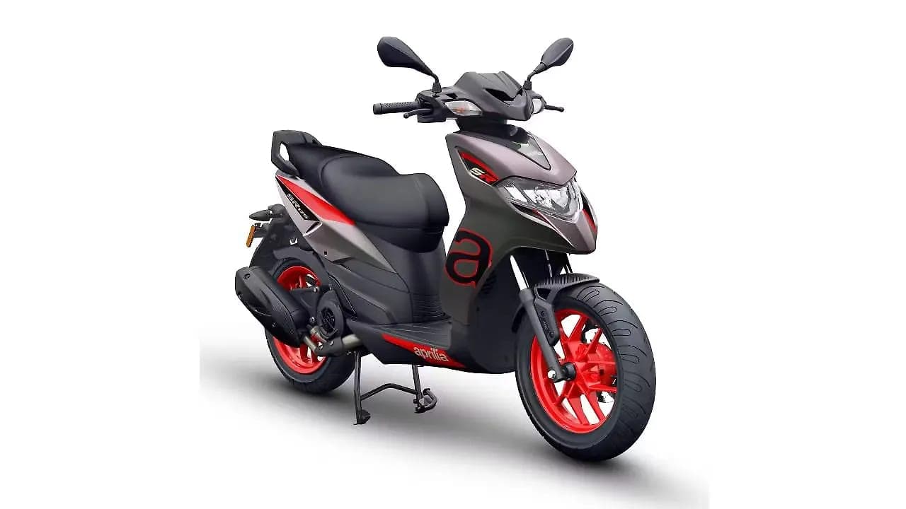 Aprilia SR 175 right front three-quarter view