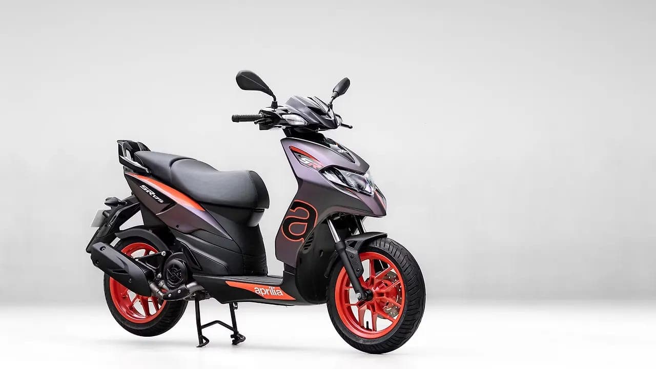 Aprilia SR 175 right front three-quarter view
