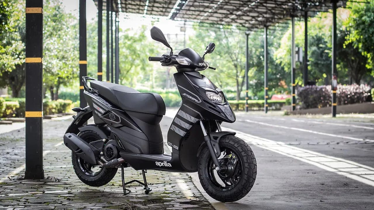 Aprilia Storm 125 right front three-quarter view