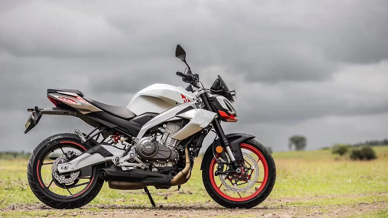 Aprilia Tuono 457 right side view