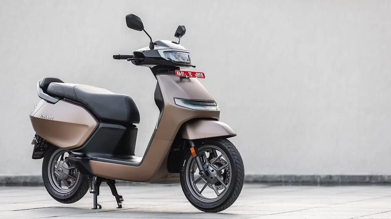 Ather Energy Konarc right front three-quarter view