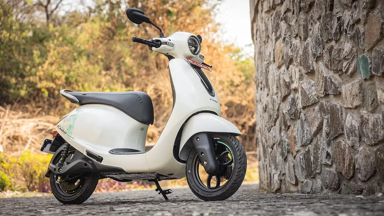 Bajaj Chetak C2501 right front three-quarter view
