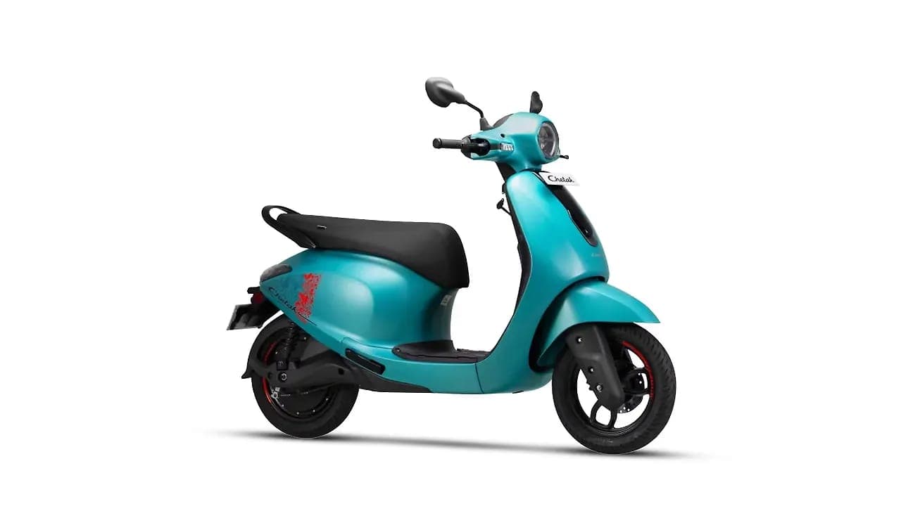 Bajaj Chetak C2501 right front three-quarter view