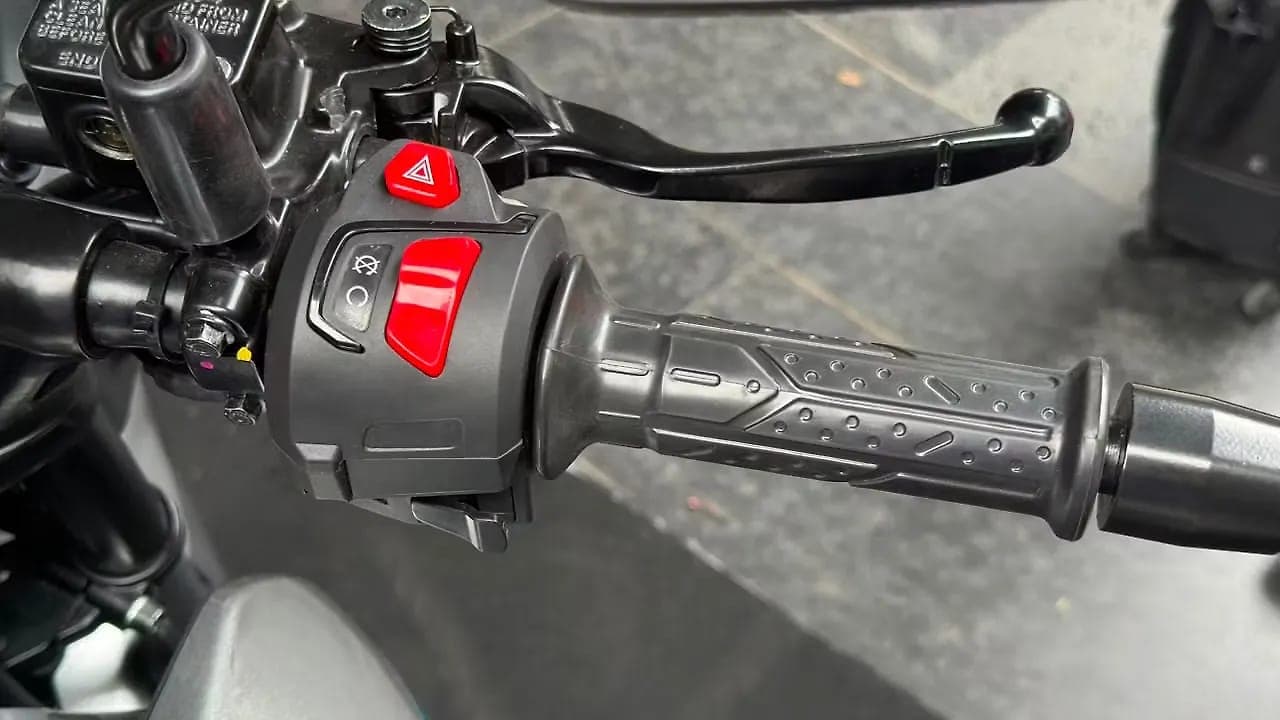 Bajaj Pulsar 125 right side handelbar throttle grip view