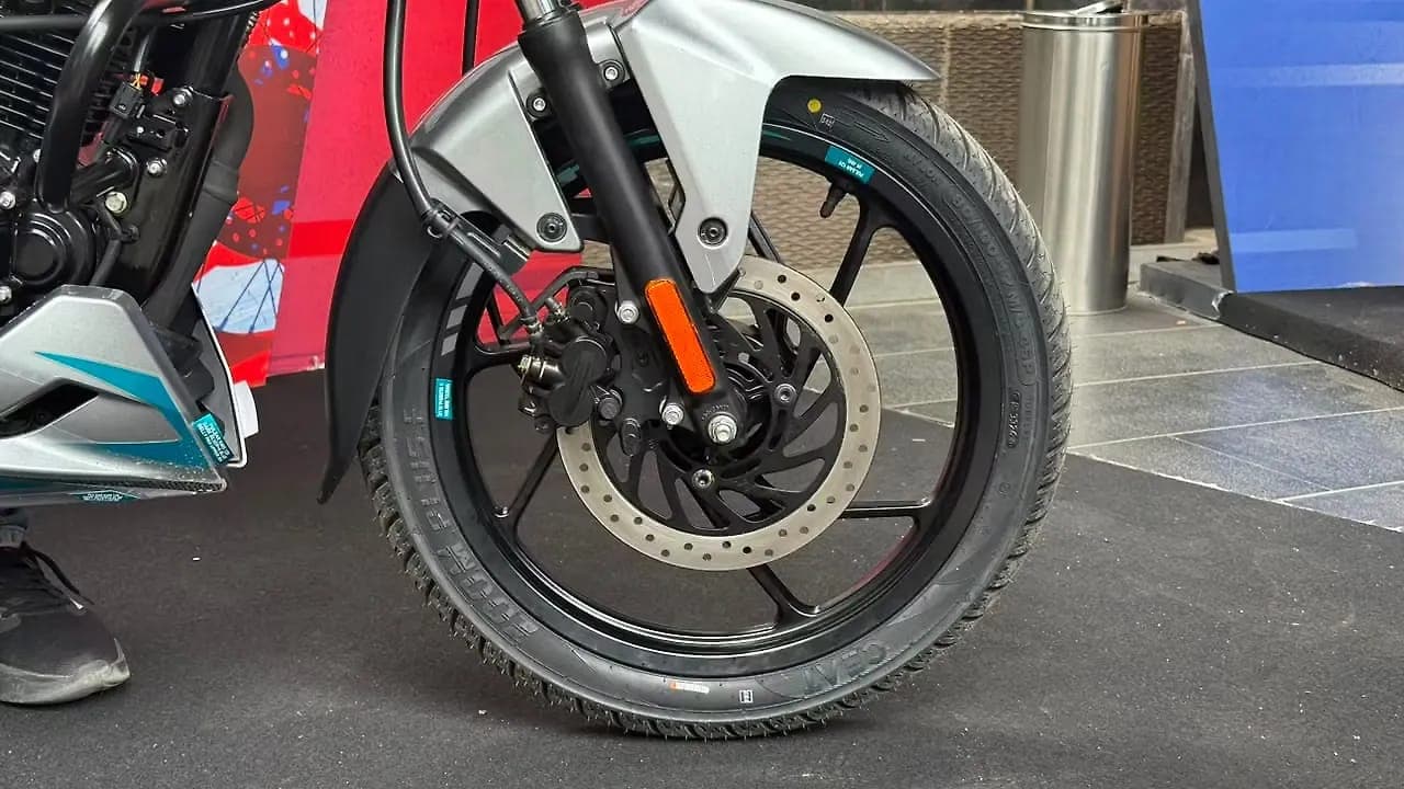 Bajaj Pulsar 125 front wheel view