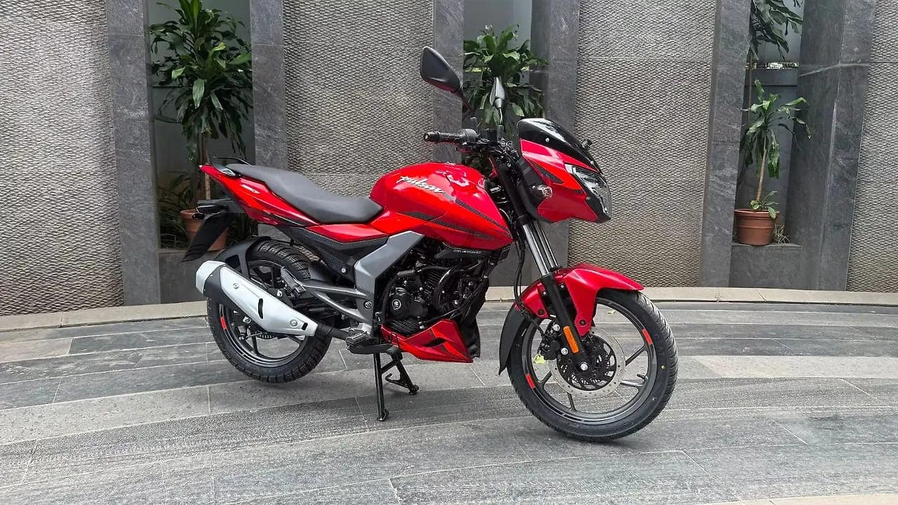 Bajaj Pulsar 150 right front three-quarter view