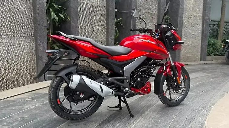 Bajaj Pulsar 150 right rear three-quarter view