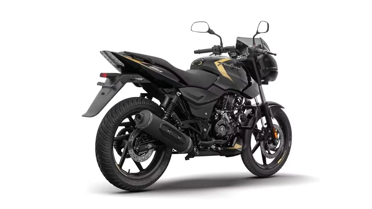 Bajaj Pulsar 180 right rear three-quarter view