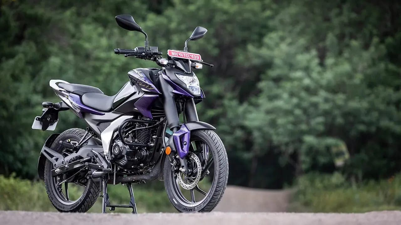 Bajaj Pulsar N125 right front three-quarter view