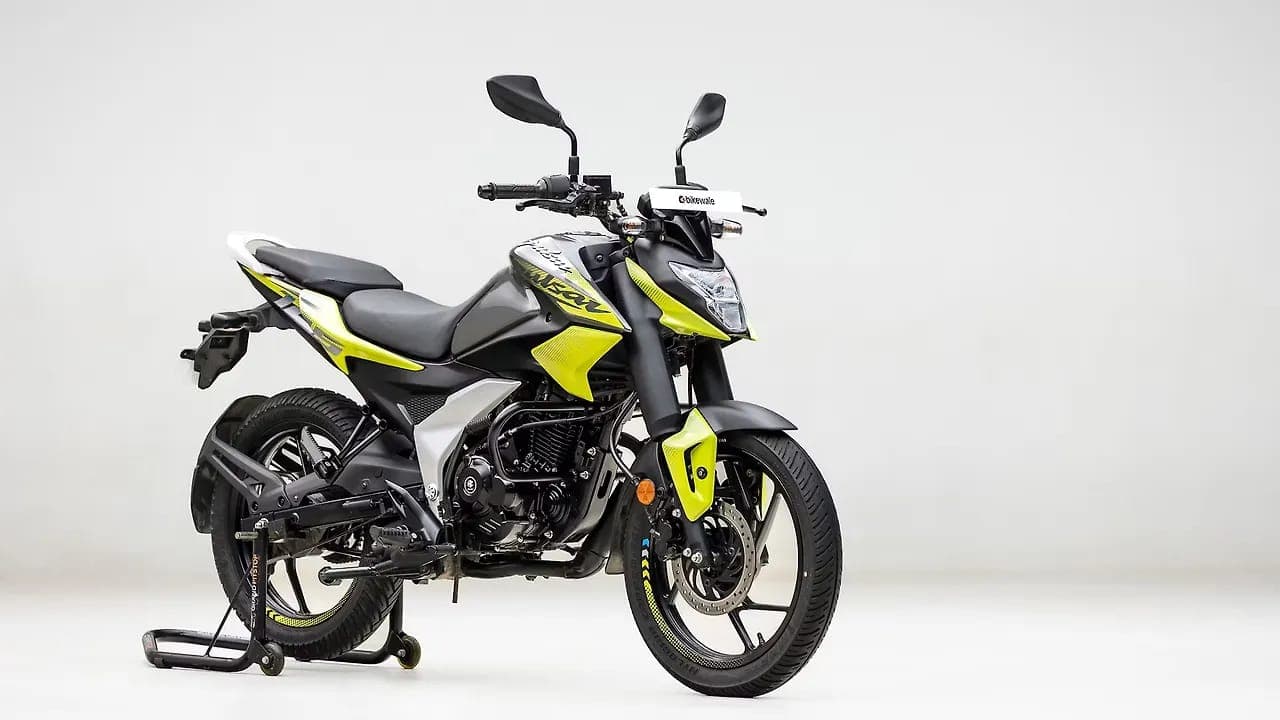 Bajaj Pulsar N125 right front three-quarter view