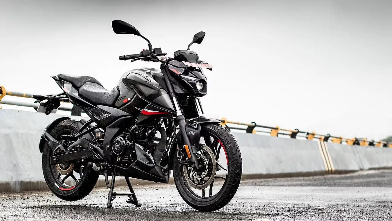Bajaj Pulsar N160 right front three-quarter view