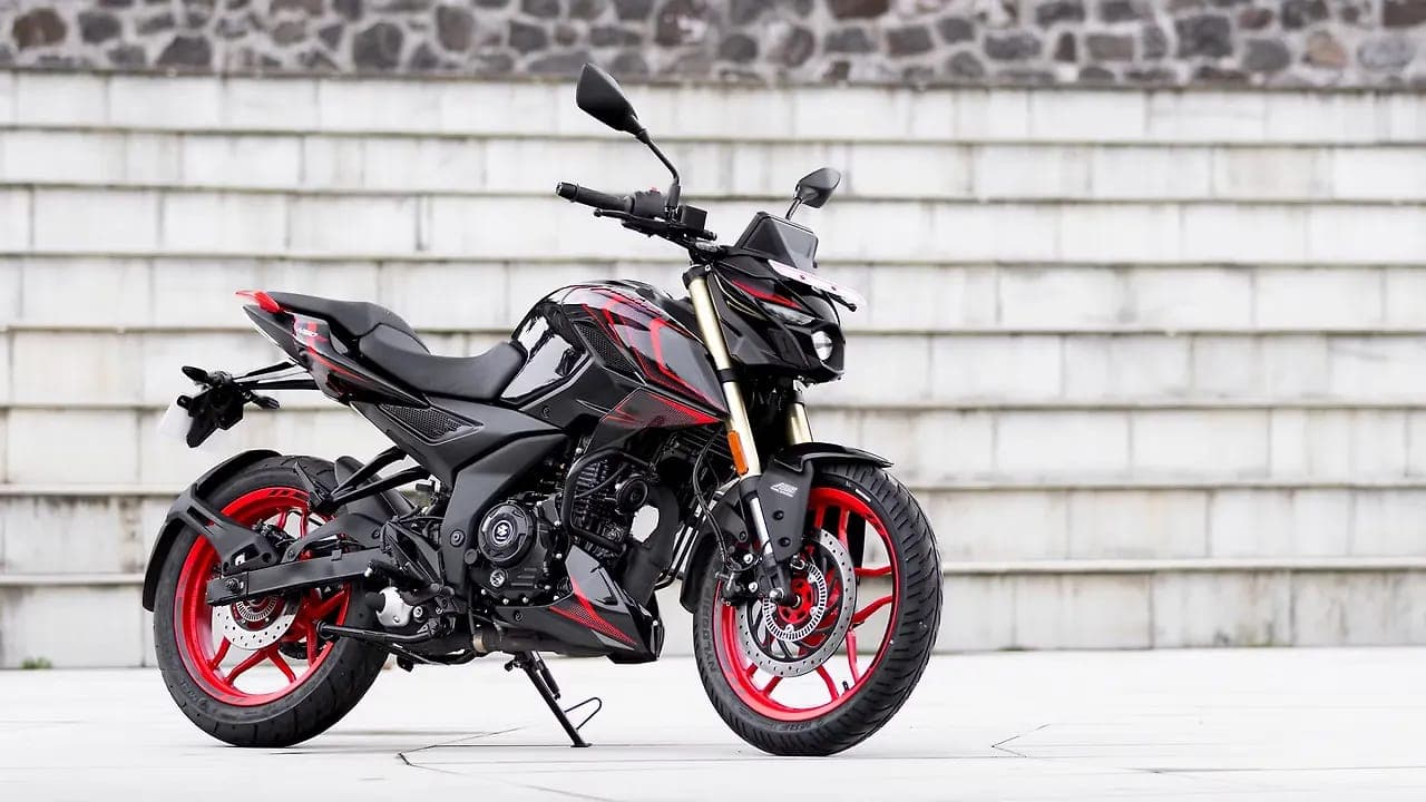 Bajaj Pulsar N160 4V right front three-quarter view