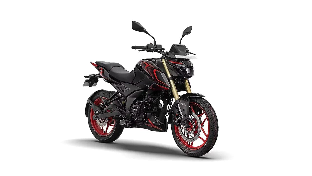 Bajaj Pulsar N160 4V right front three-quarter view