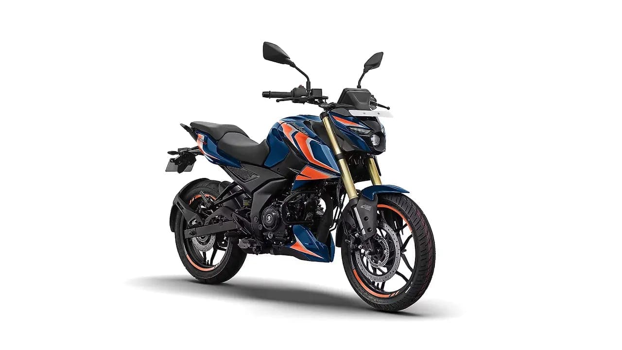 Bajaj Pulsar N160 4V right front three-quarter view