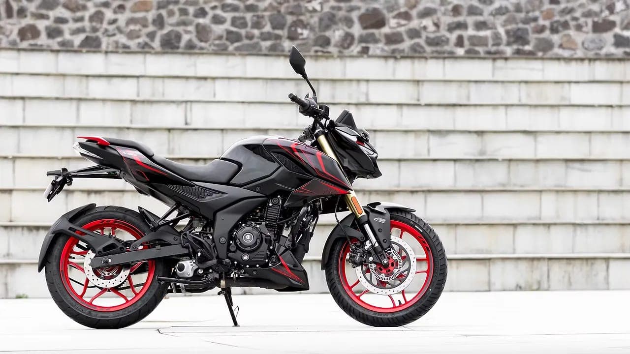 Bajaj Pulsar N160 4V right side view