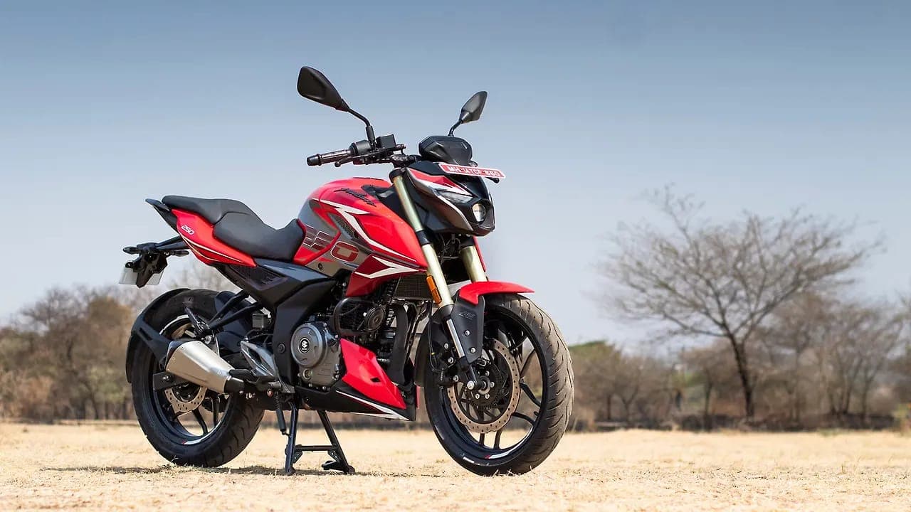 Bajaj Pulsar N250 right front three-quarter view