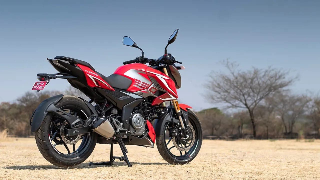 Bajaj Pulsar N250 right rear three-quarter view