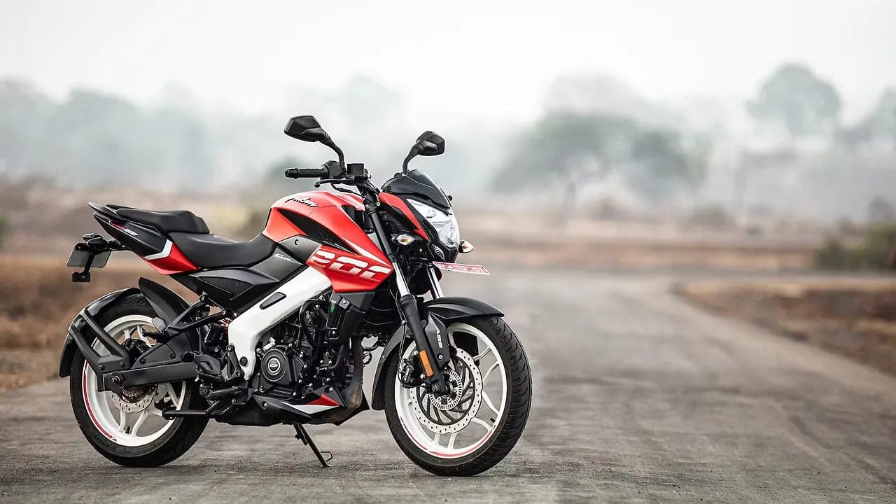 Bajaj Pulsar NS 200 right front three-quarter view
