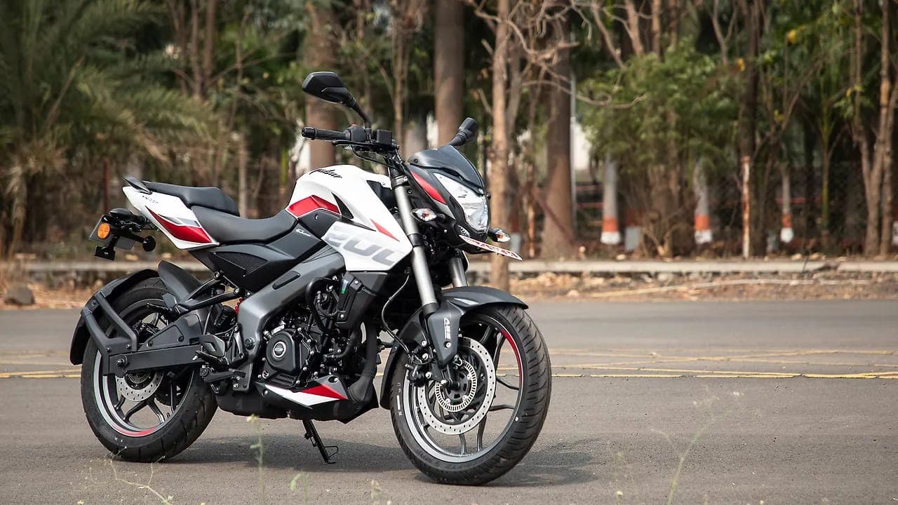 Bajaj Pulsar NS 200 right front three-quarter view