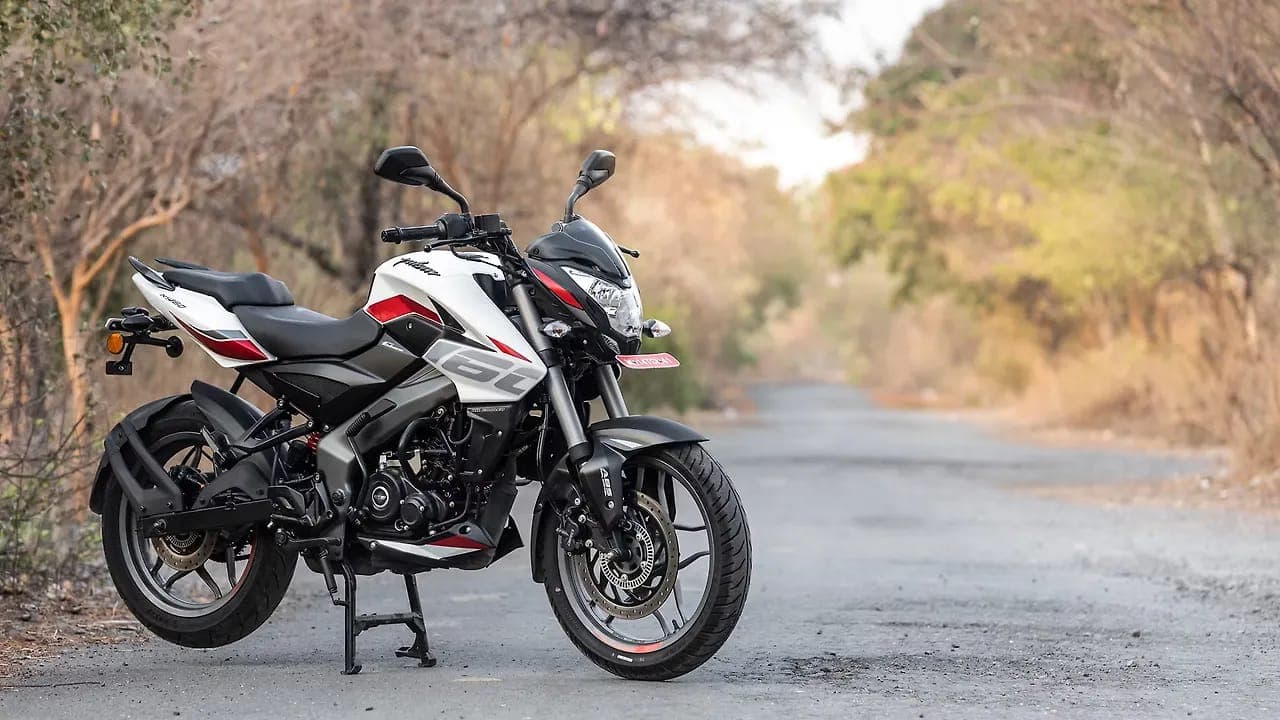 Bajaj Pulsar NS160 ns right front three-quarter view