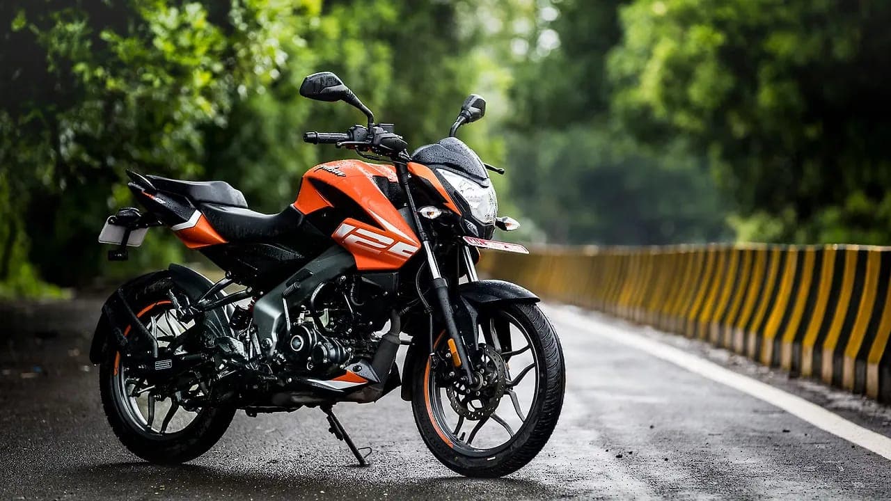 Bajaj Pulsar NS125 right front three-quarter view