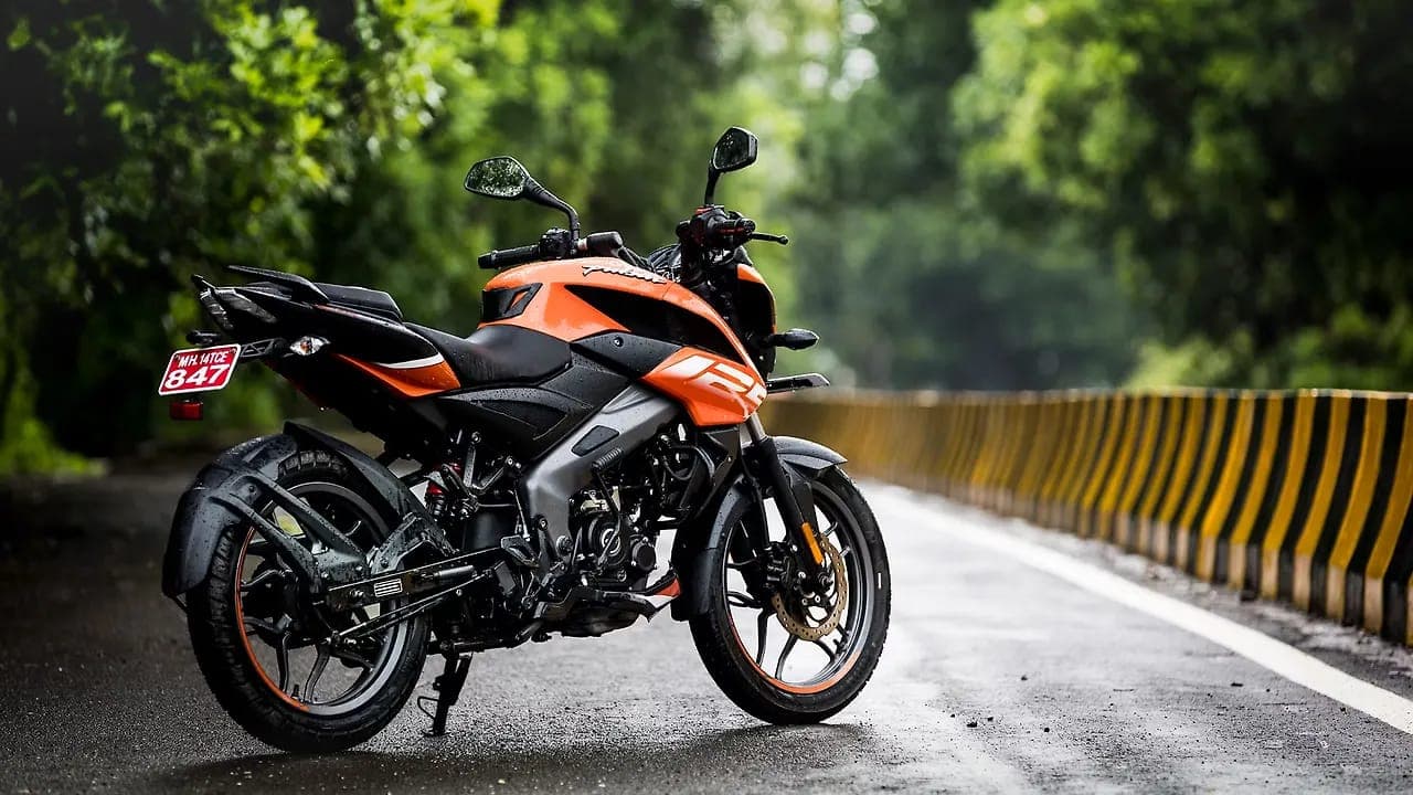 Bajaj Pulsar NS125 right rear three-quarter view