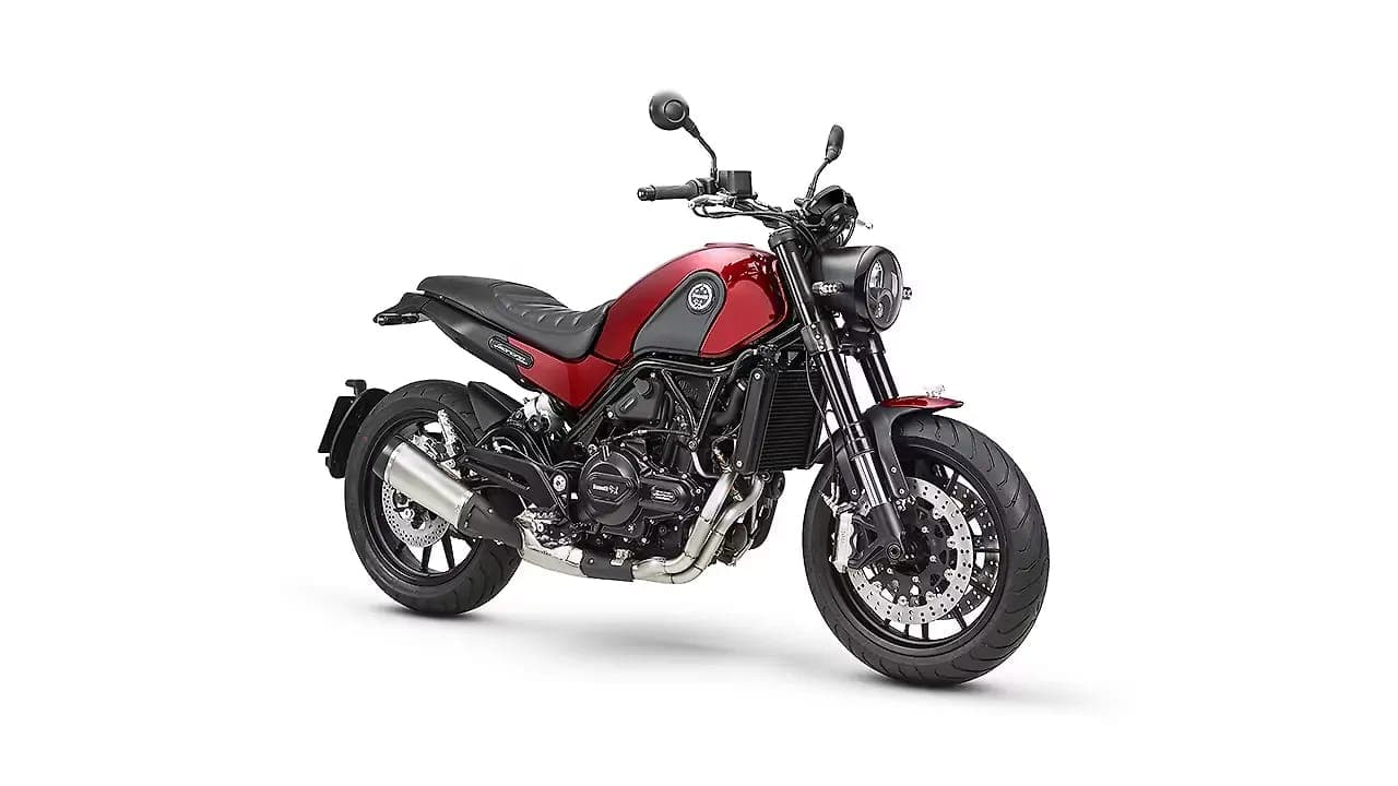 Benelli Leoncino 500 right front three-quarter view