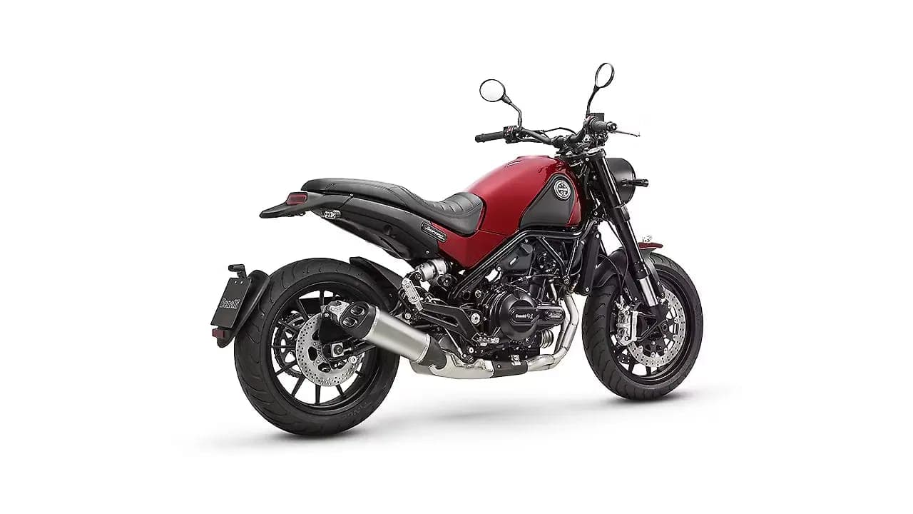Benelli Leoncino 500 right rear three-quarter view