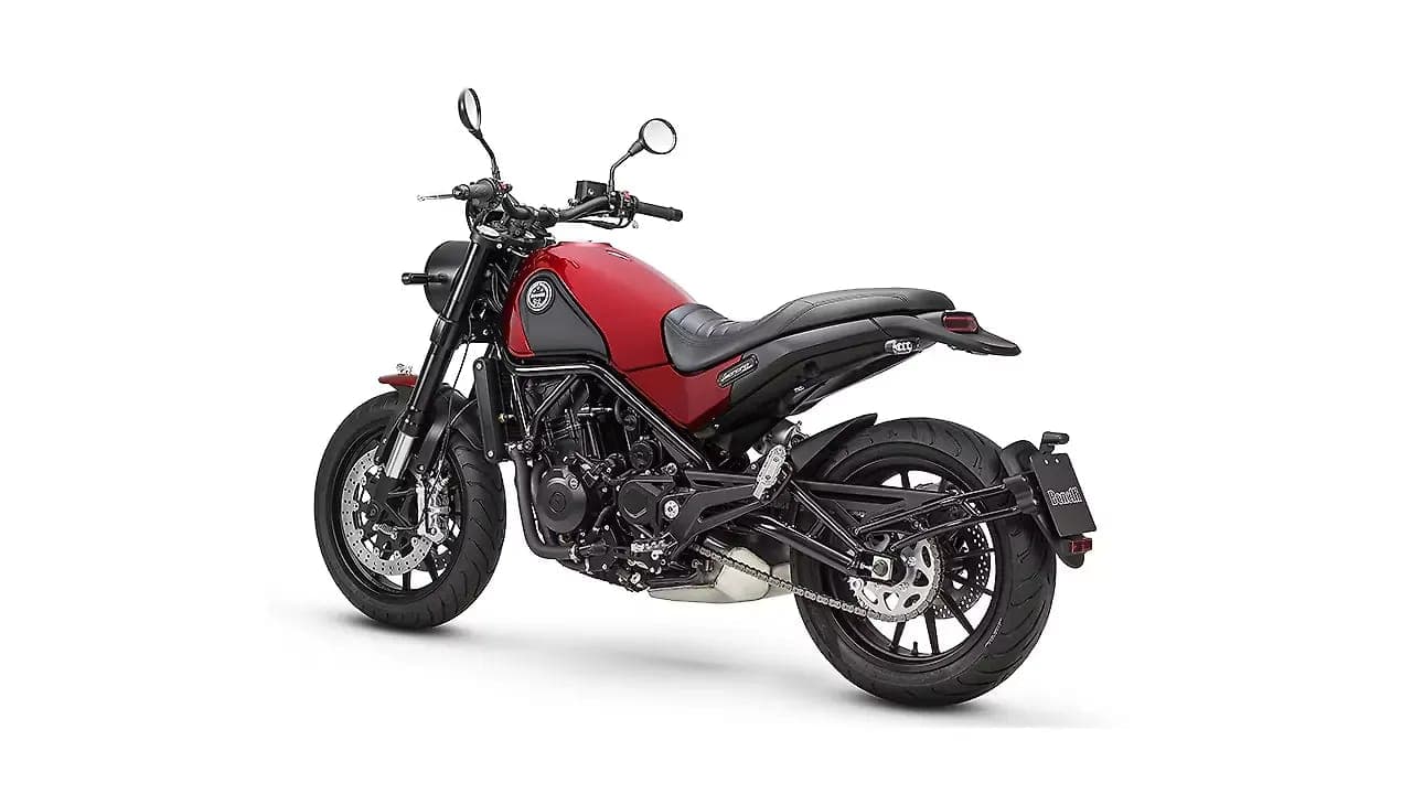 Benelli Leoncino 500 left rear three-quarter view
