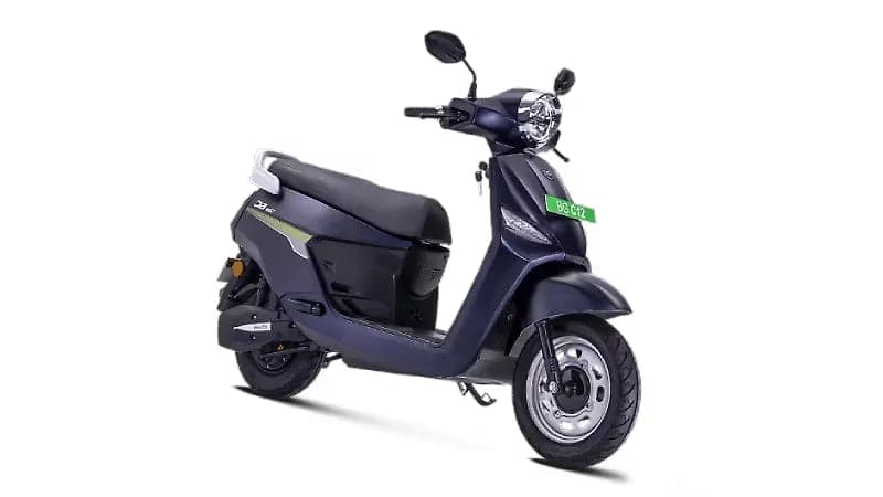 BGauss C12i right front three-quarter view
