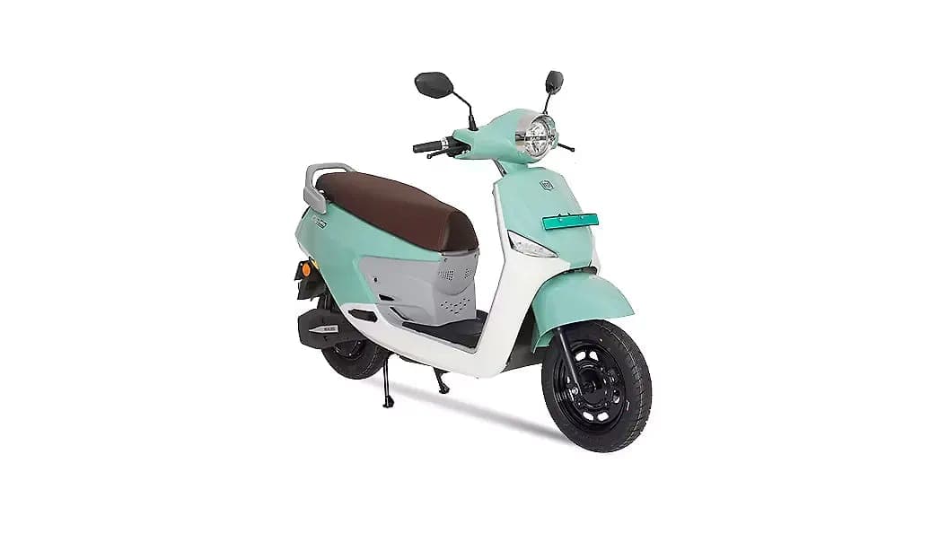 BGauss C12i right front three-quarter view