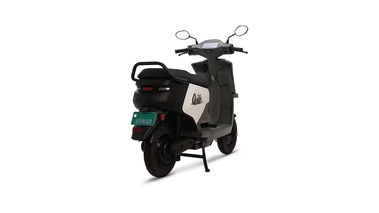 BGauss Oowah right rear three-quarter view