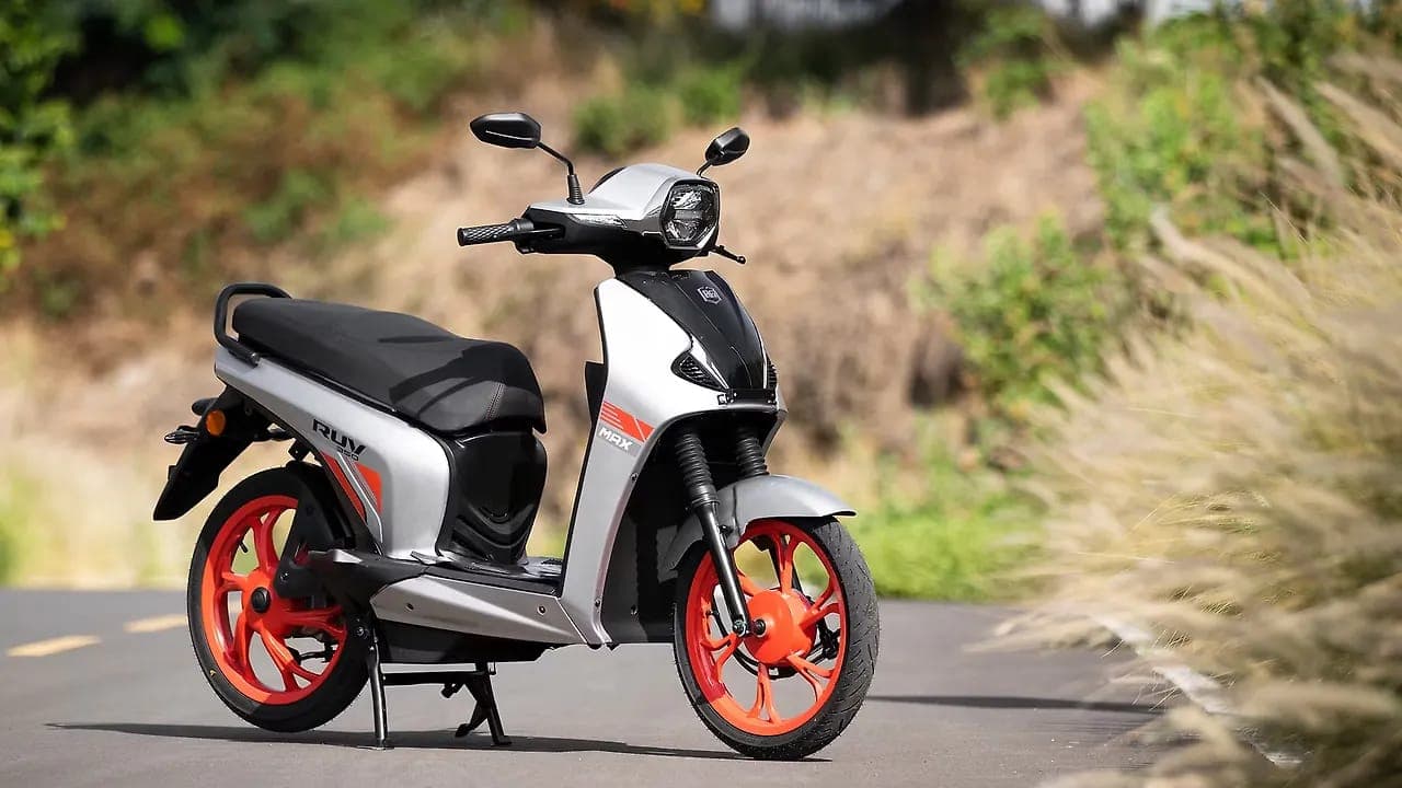 BGauss BG RUV 350 ruv350 right front three-quarter view