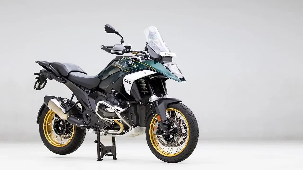 BMW Motorrad R1300GS right front three-quarter view