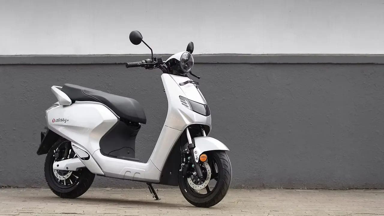 Bounce Infinity E1 right front three-quarter view