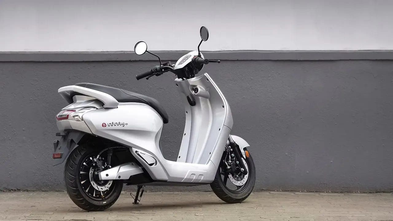 Bounce Infinity E1 right rear three-quarter view