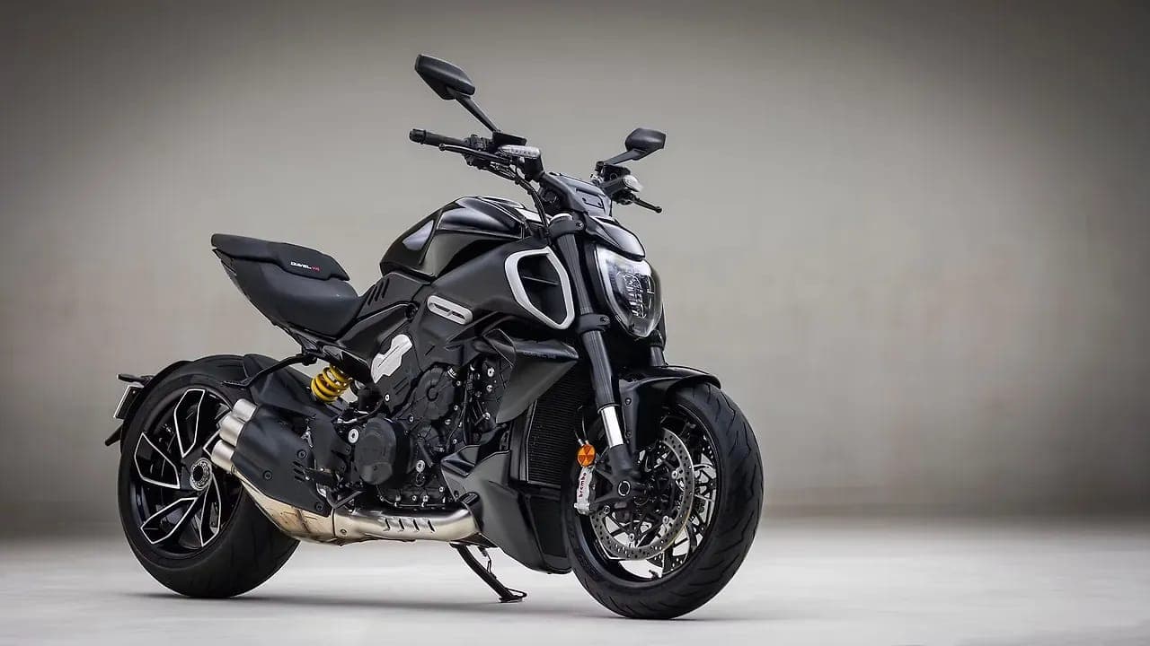 Ducati Diavel V4 right front three-quarter view