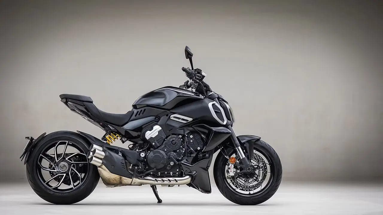 Ducati Diavel V4 right side view