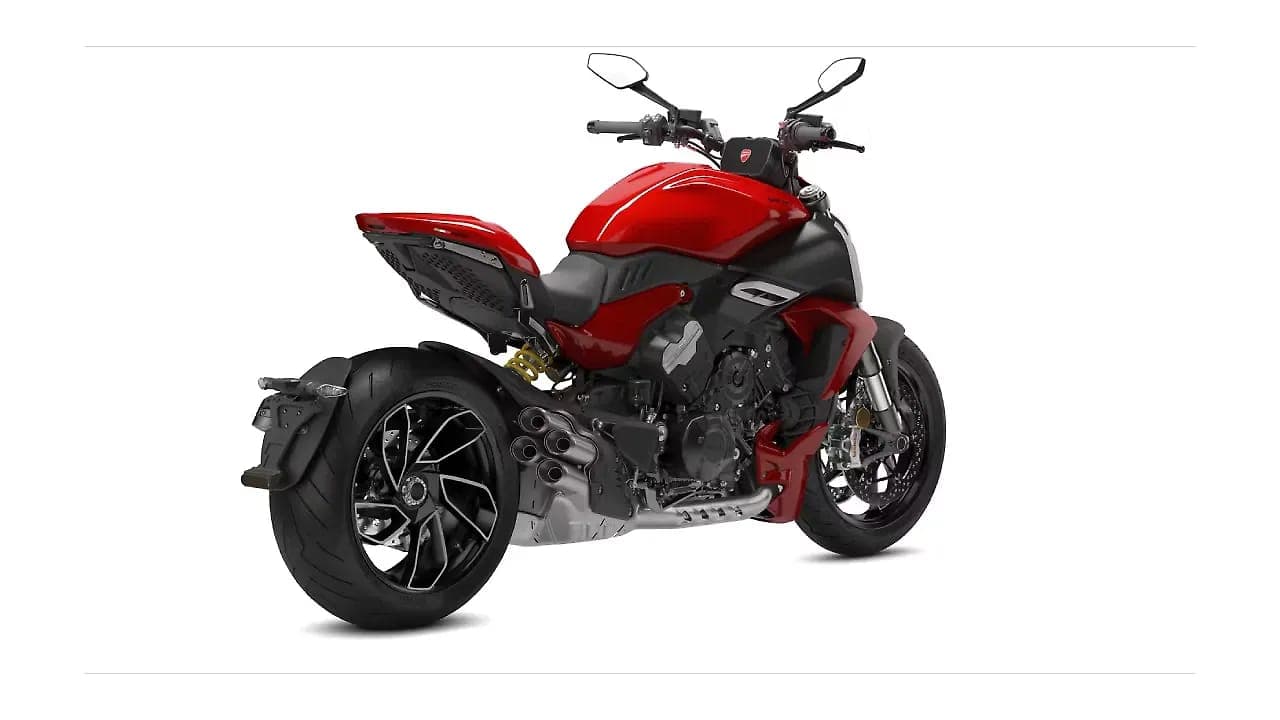Ducati Diavel V4 right rear three-quarter view