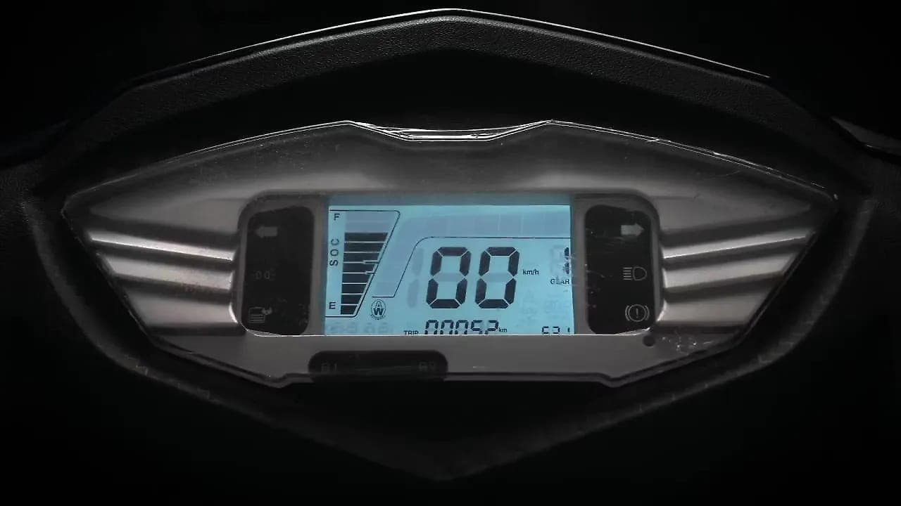 Evolet Derby instrument cluster view