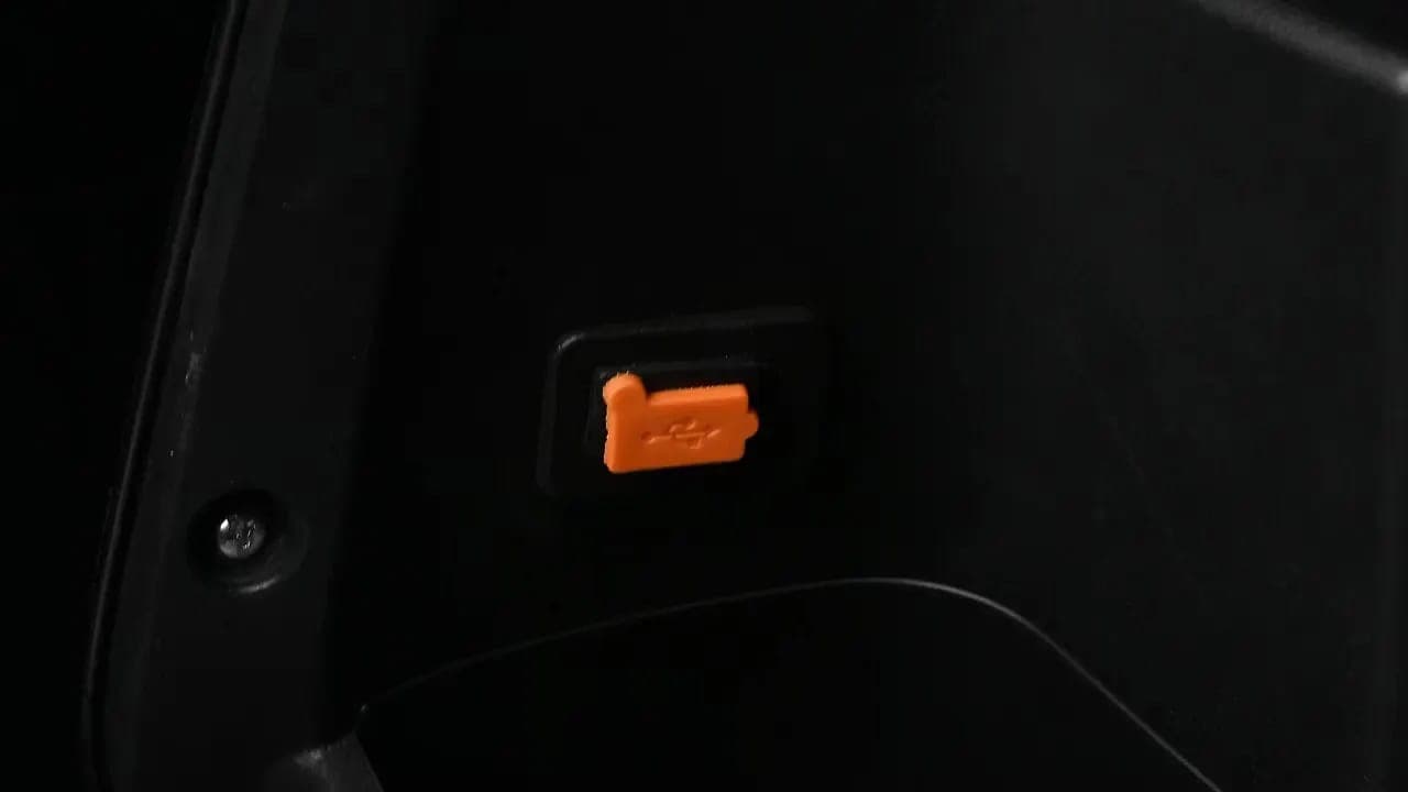 Evolet Derby usb charging port view