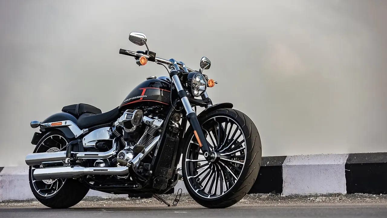 Harley-Davidson Breakout right front three-quarter view