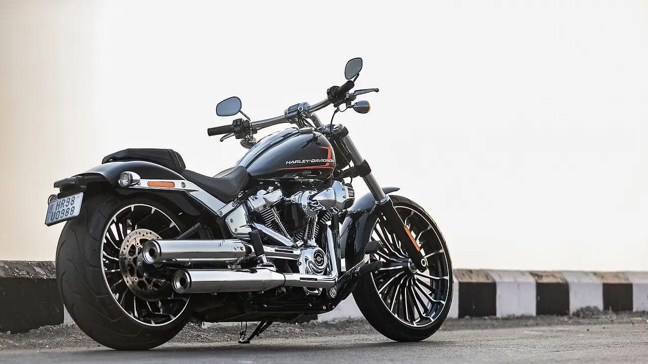 Harley-Davidson Breakout right rear three-quarter view