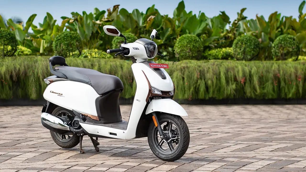 Hero MotoCorp Destini 125 right front three-quarter view