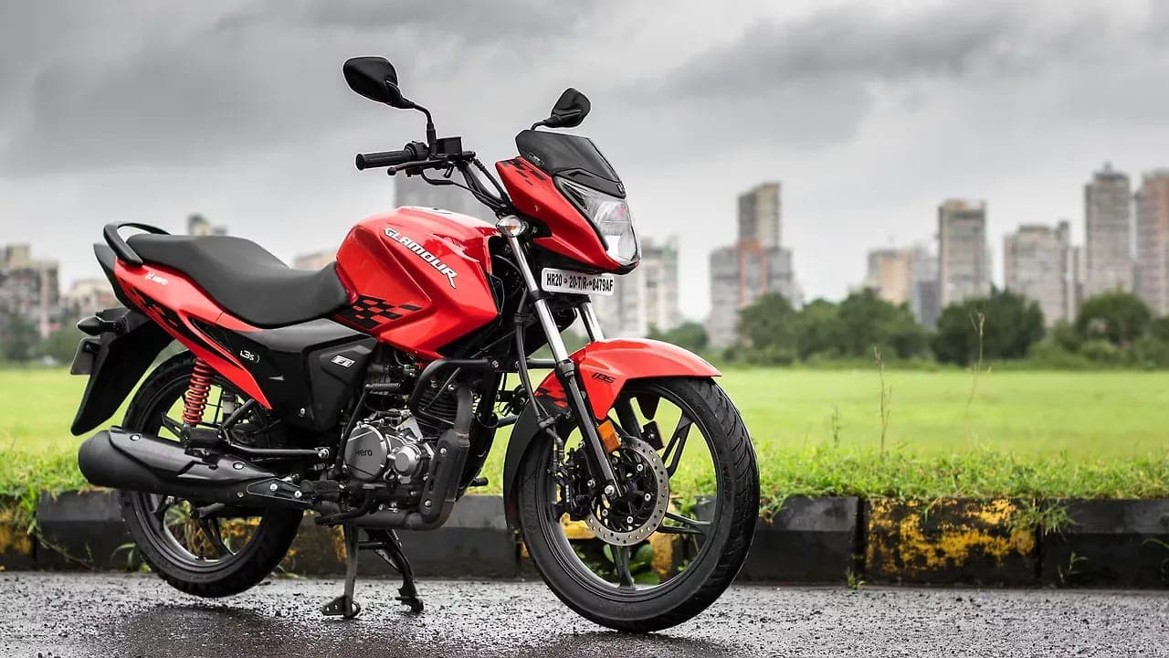 Hero MotoCorp Glamour right front three-quarter view