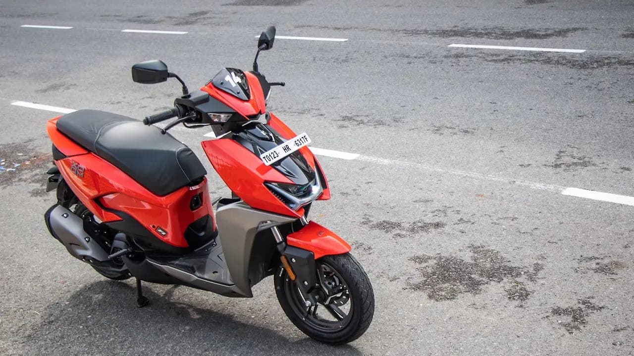 Hero MotoCorp Xoom right front three-quarter view
