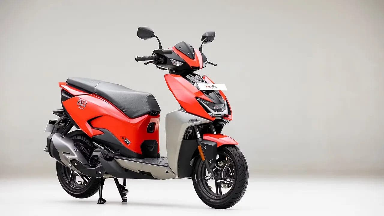Hero MotoCorp Xoom right front three-quarter view
